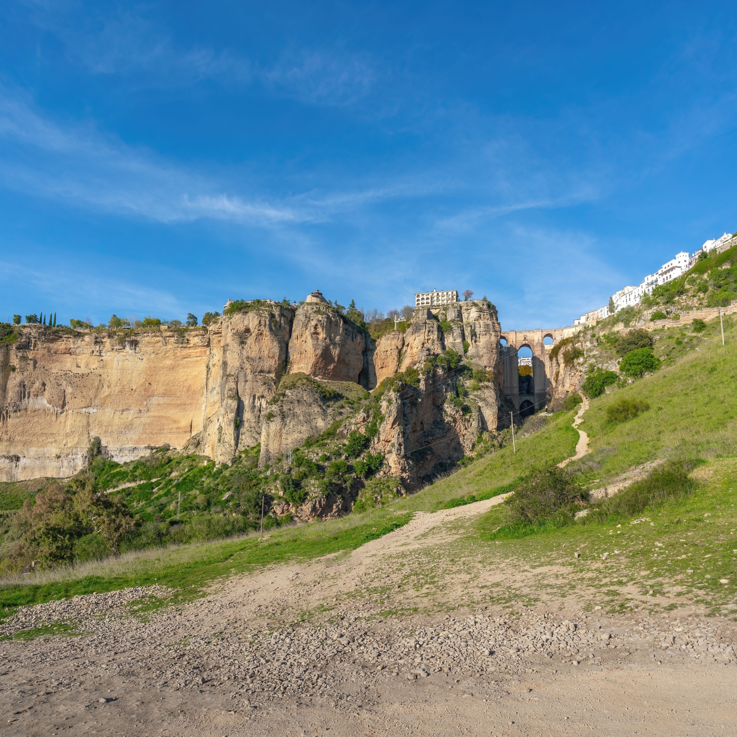 Acantilado Ronda con la garganta del Tajo y Puente Nuevo - Ronda, Andalucía, España<br />
